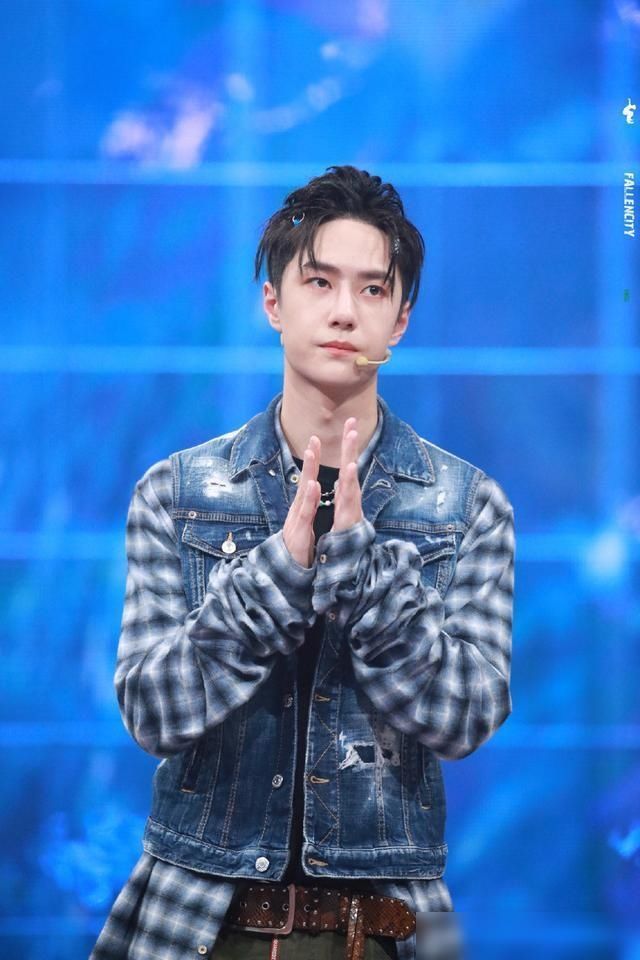  表情包|王一博造型引热议，新裤子设计好怪，想帮耶啵提裤子的每一天