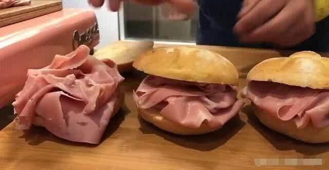 康师傅|康师傅一年用一头牛,这家汉堡店一年用一根火腿肠,网友:更抠门