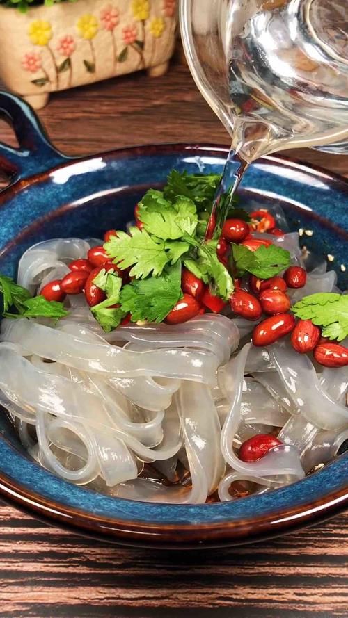 好吃|比小摊买的好吃百倍的酸辣粉,5分钟就搞定,连汤汁都不剩!