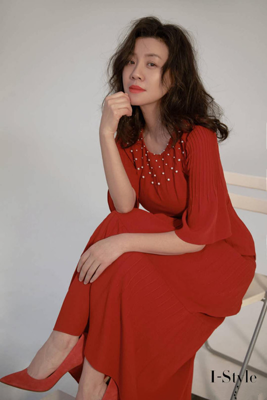 锁骨|“大娘子”刘琳可真美,穿大U领小黑裙端庄优雅,迷人锁骨太惊艳