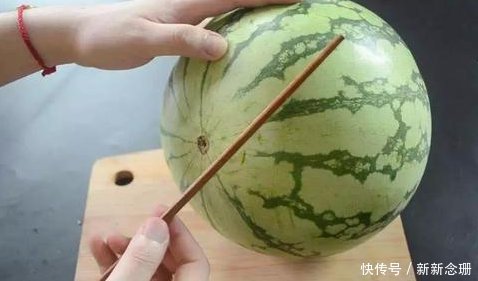 筷子|西瓜上插根筷子，竟有如此妙用吃了30年西瓜才知道后悔才明白