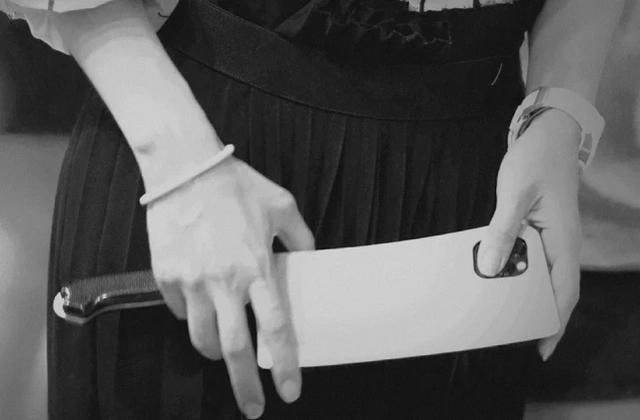 海绵|Baby穿浴袍看儿子游泳 小海绵正面曝光神似黄晓明