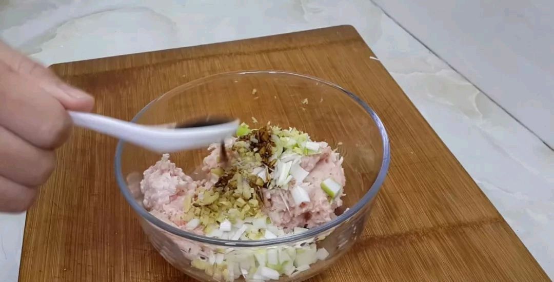 丸子|到吃萝卜的时候,我教你怎么做萝卜肉丸它们味道鲜美,但不油炸你吃得越多,它们就越香