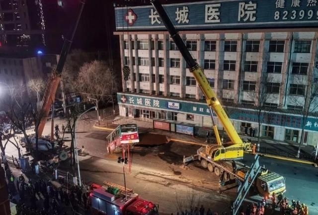  路面|青海通报公交陷坑致十死事故：路基渗水施工致塌陷，引发次生灾害