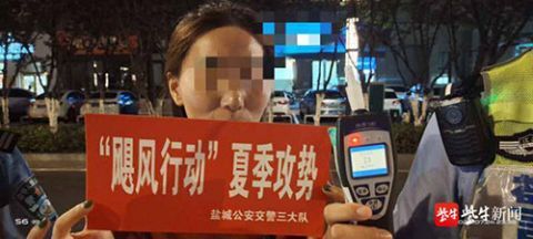  女子|嫌代驾坐不下，女子酒驾载一车“酒友”上路