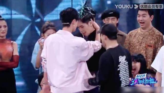  奶盖|《这就是街舞》王一博反撩小宝，粉嫩奶盖的撩头杀摸脸杀