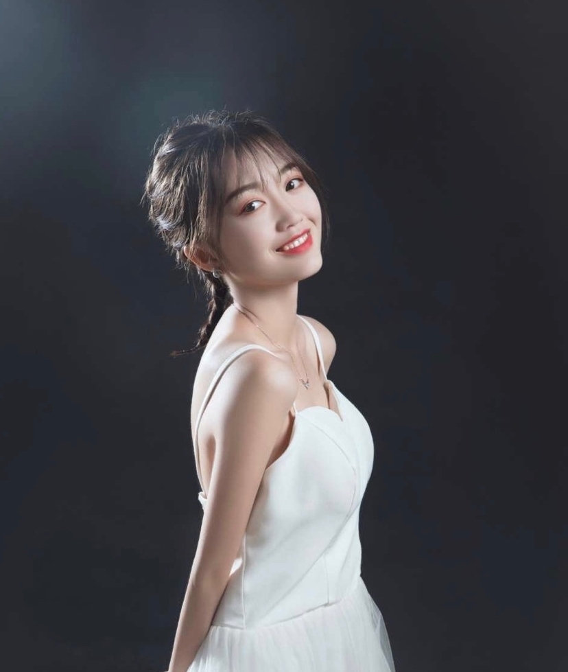  成网|《变形计》的漂亮妹妹梁小友成网红，因父亲生病辍学挣钱，却被网友批评想红