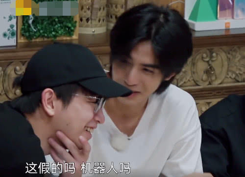 听听|叫宋威龙太生疏,叫小龙不尊重,听听薇娅喊的啥,不愧是直播一姐