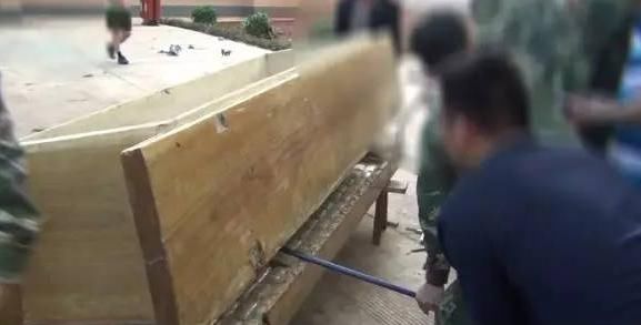 缅甸|缅甸毒贩藏毒无所不用其极，藏在石头、口罩、棺材、神像、鸡肚里