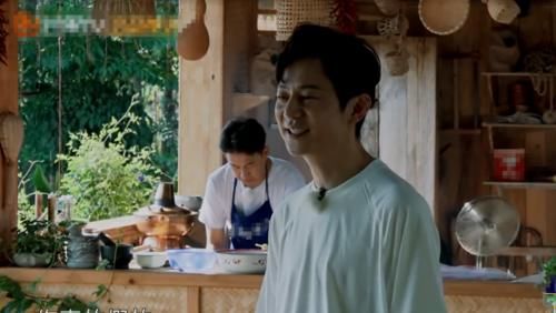  众人|《向往4》众人都在吃葱油面，有谁注意娜比反应？难怪受黄磊喜爱！