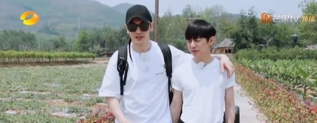 黄晓明|《向往的生活》里,黄晓明临走不舍回头3次,我却发现了1个问题!