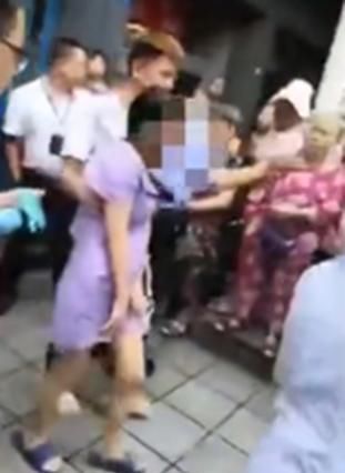  从酒店窗户|20岁妈妈产下婴儿后将其从酒店二楼抛下：装在黑色塑料袋里，脐带还没剪断