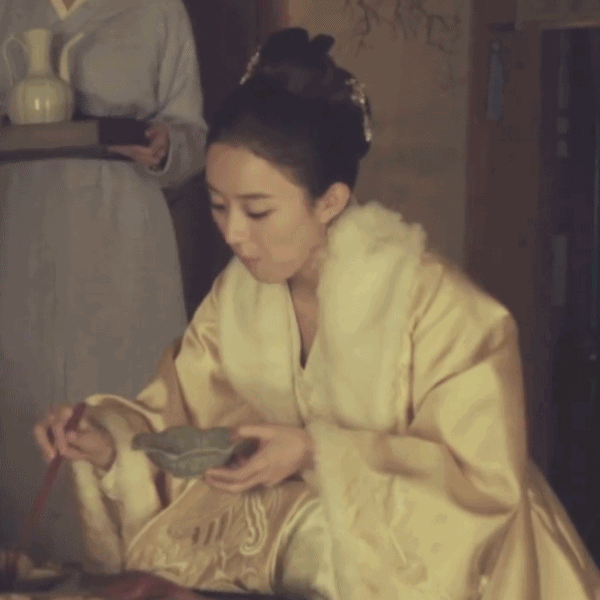  天天向上|赵丽颖不受争议影响，为《天天向上》庆生，湖南卫视却写错她名字