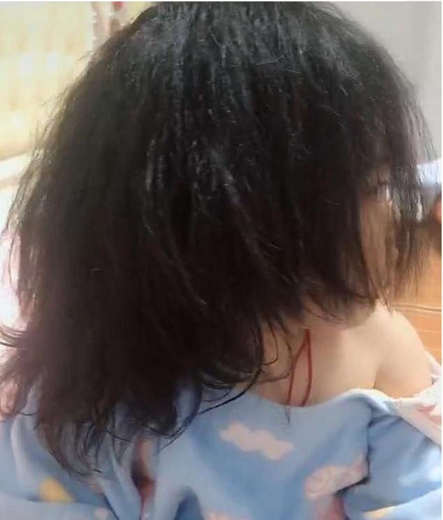  天真|3岁女娃睡醒觉后，睡衣变成“露肩装”，天真可爱的模样逗翻网友