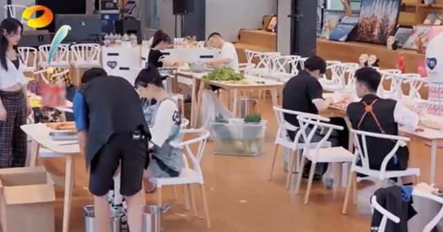  赵丽颖|没有感情的机器人!赵丽颖切肉切到手抖,穿厨师服秒变五星级大厨