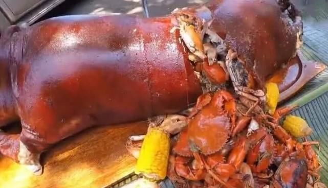 美食|去越南旅游吃“烤乳猪”,没忍住1200元买了一整只,切开后这是烤猪