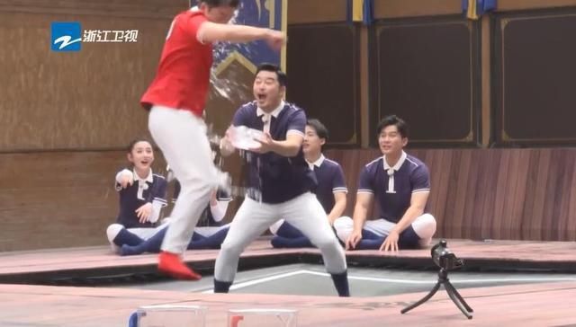  奔跑|孟美岐成端水大师？ 《奔跑吧》蔡徐坤牵着张大大奔跑太苏了