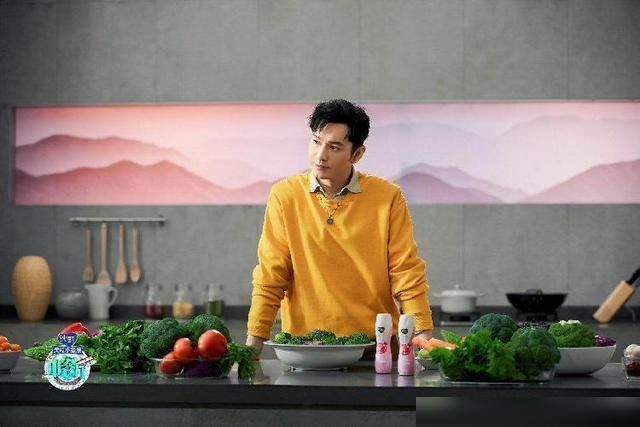  上热|黄晓明在《中餐厅》里脱妆上热搜，形象大变，网友：换了个头？