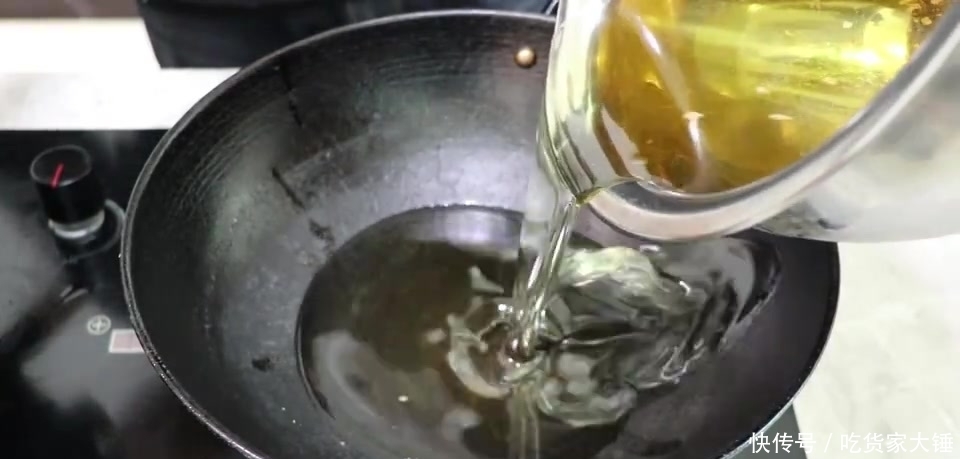 鸡肉|炒鸡新做法,加几个青椒,鸡肉鲜嫩,好吃下饭