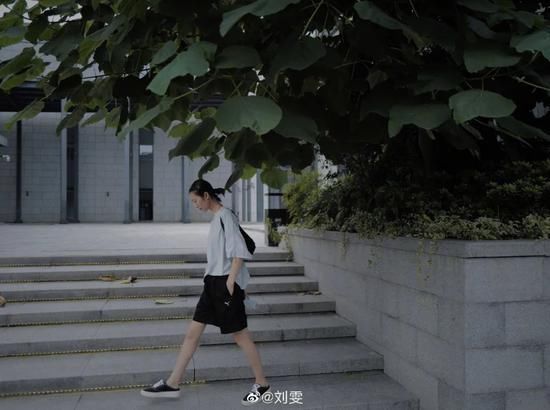  佛系|周迅刘雯变综艺咖 我却种草了她们的“佛系”穿搭