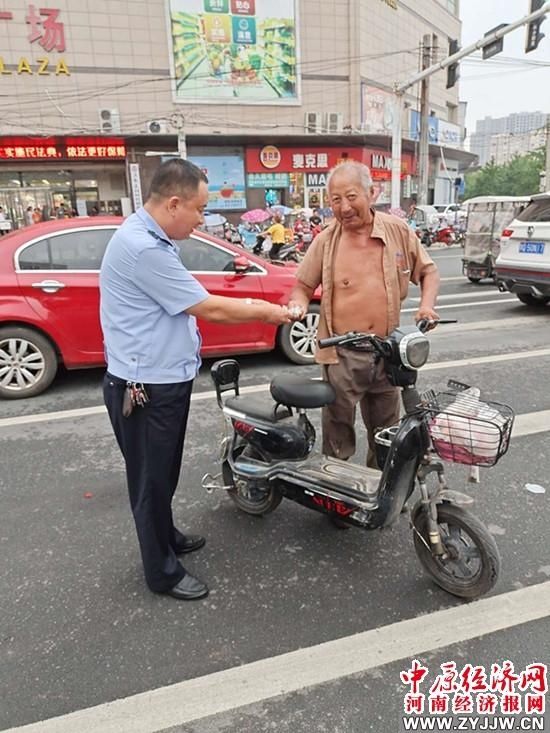 东方|西平县交警张东方:拾金不昧受称赞