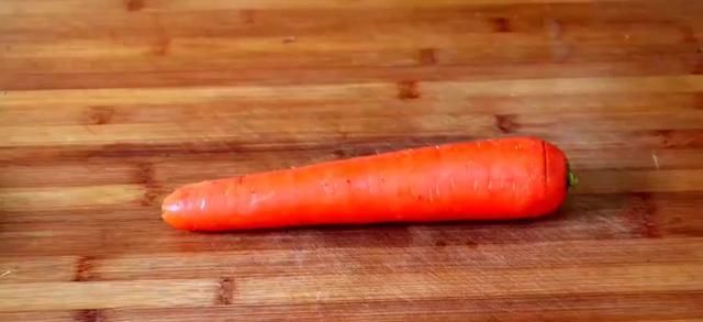 后把它|用胡萝卜做出千层饼,做出来的饼柔软多层,老人孩子都爱吃