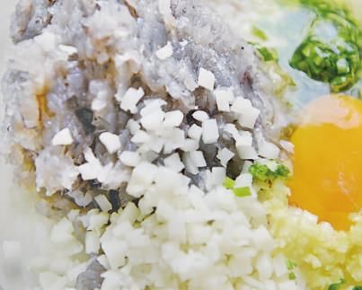 酥软|用春卷皮做一道美味小吃,金黄酥软,鲜香十足,快来试试