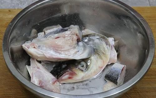 鱼头|教你做鱼头豆腐煲,汤汁鲜美,肉质鲜嫩,比剁椒鱼头还好吃