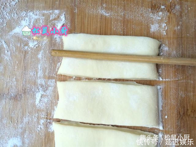 炸油条|炸油条用酵母、泡打粉全错!油条店老板教你正确做法,金黄酥脆