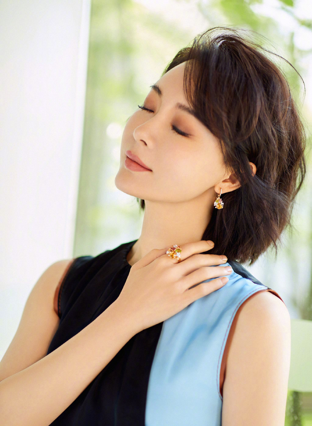  拿到|陈数不愧是拿到瑜伽教练员证书的人，43岁穿撞色裙，优雅极了