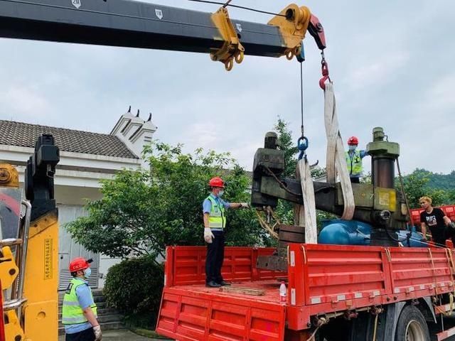  臂膀|危险！2吨吊机甩着“臂膀”在高速上“摇摇欲坠”