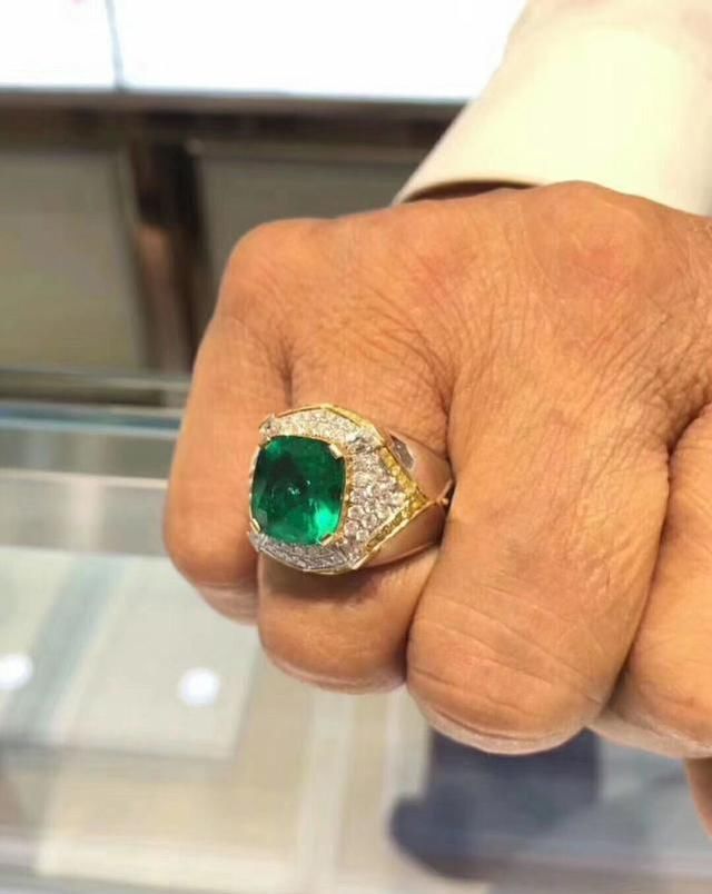  量身定制|年过古稀的老人，打扮起来更让人大开眼界，珠宝穿戴成吸睛的焦点