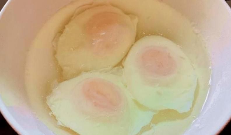  水煮荷包蛋|煮荷包蛋，有人开水下锅，有人温水下锅？多加1步，个个滑嫩圆溜