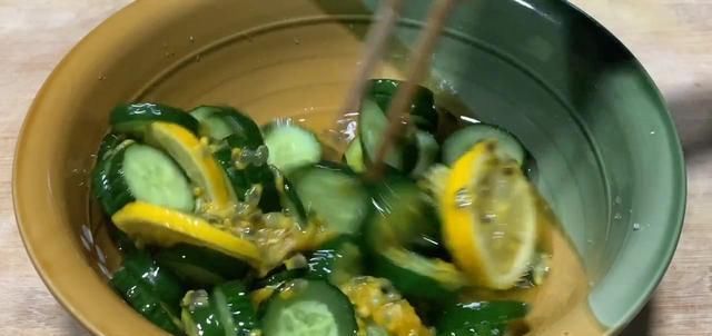  柠檬茶|夏天炎热无食欲，一根黄瓜搭配柠檬茶，酸爽开胃还不会发胖