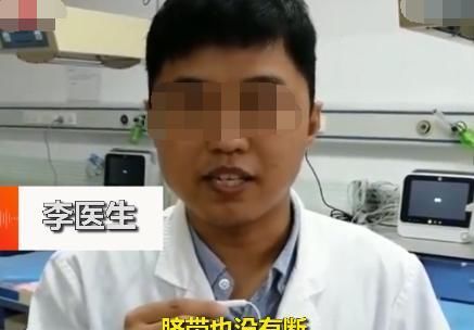  婴儿|可恨！女婴带着胎盘被遗弃，浑身泥土爬满蛆虫又脏又臭，护士心疼落泪！