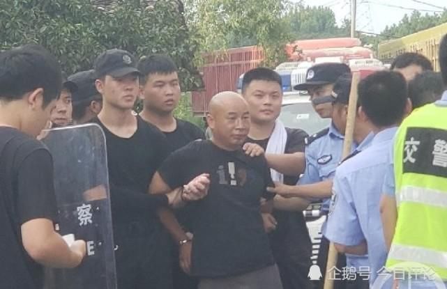  新闻报道|命案逃犯曾春亮落网：受害者家属求查当地公安是否渎职，应当支持