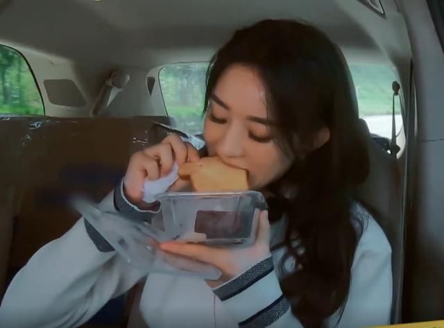  否认|赵丽颖被问是不是吃货，斩钉截铁做出否认，随后举动看呆观众