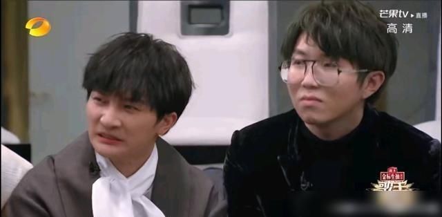  华晨|当《歌手》华晨宇打开声音时，周深的表情丰富，观众流下了眼泪