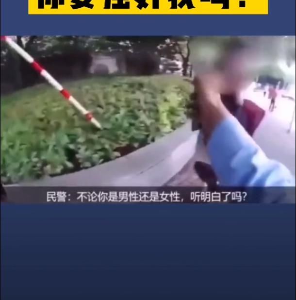 女士|四名女士横穿马路被拦，指责交警并口吐秽言，结局实在很解气
