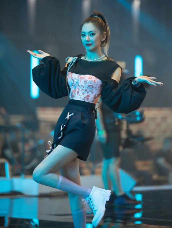 造型|张雨绮真是难得一见的大美人!怪异奇葩的舞台造型,换上依旧美艳