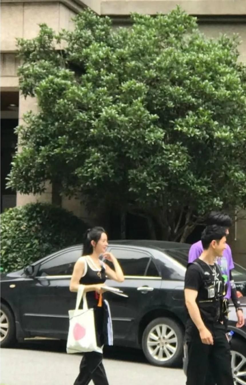  路透|赵丽颖《中餐厅》路透，穿小背心显好身材，看到小孩后母爱爆棚