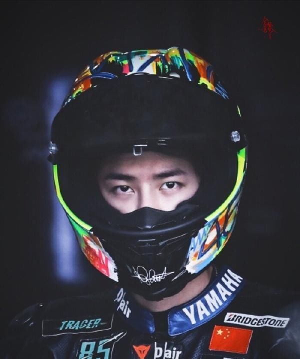  比赛|王一博恭喜罗西赢得比赛，像极了粉丝追他的模样，既专业又长情