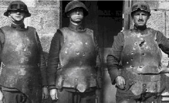 身穿|二战真实老照片:图3士兵身穿最早的防弹衣,图4太过开放!