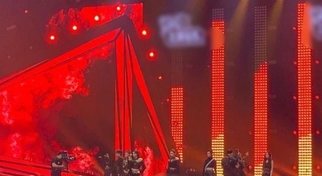 虞书欣|青春有你2总决赛,虞书欣没声音唱功翻车,小鬼看《猎》表情直接