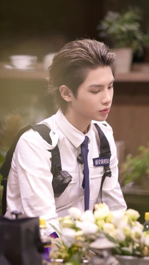  男孩|海浪来时黄明昊一把抱起安崎，那一刻我看到了一个十八岁男孩的担当