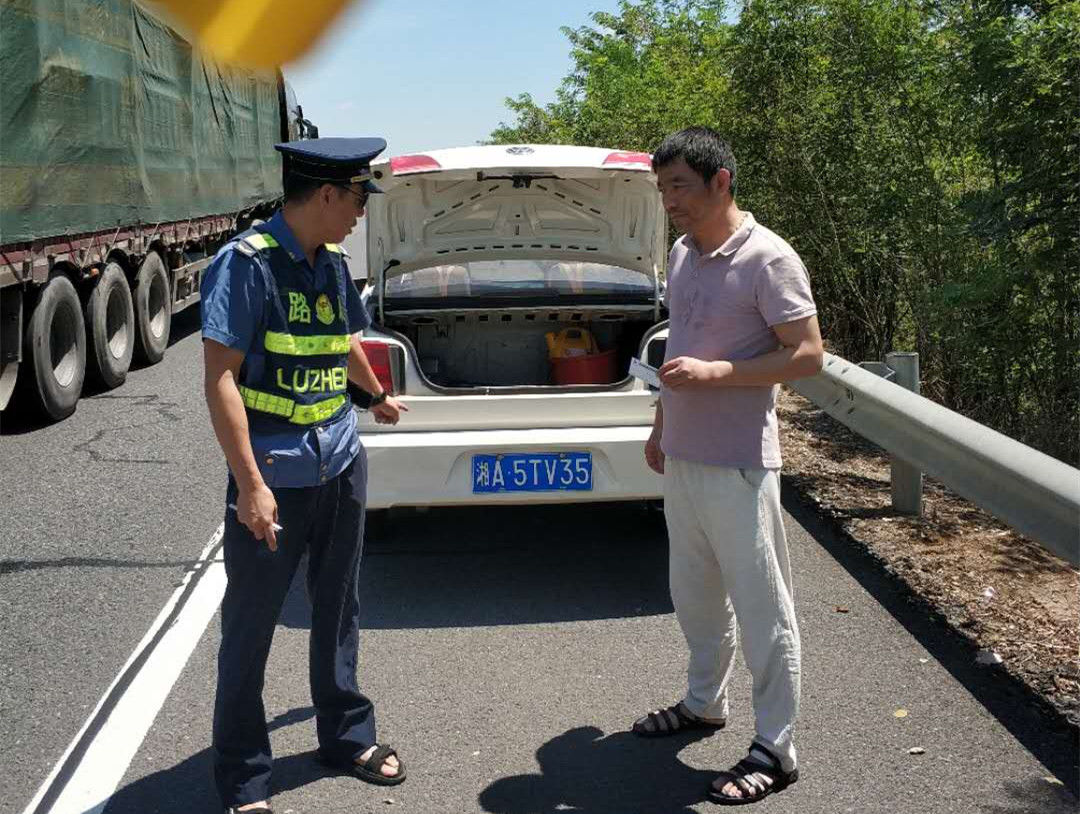  高速交警|小车高速公路上跑空油箱，汽修厂非法救援，这样补给燃料被扣6分