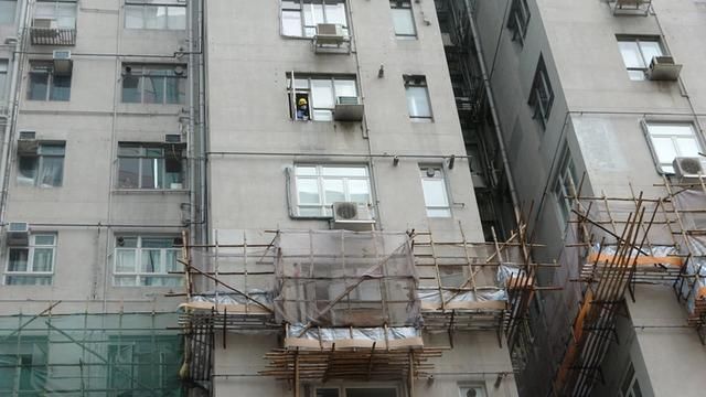  安排|港姐之女被曝欲跳楼自杀，消防员破门入屋后安排救护车送往医院