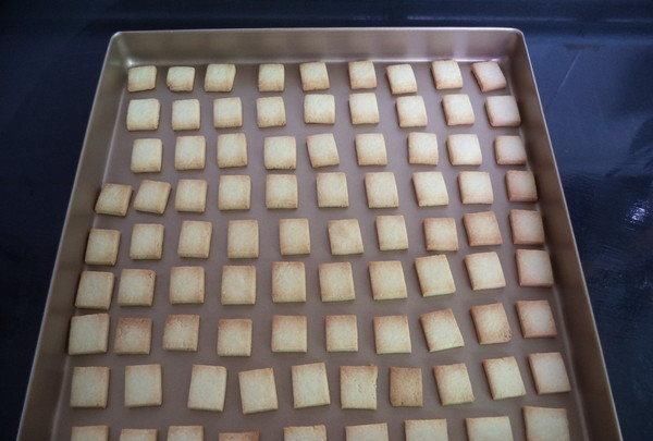 儿子|儿子最爱吃这小饼干,我隔天做2盘,香甜酥脆,一口一个停不了嘴