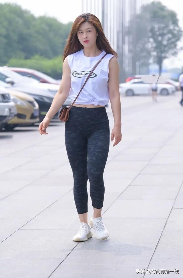  吸睛|“健美裤”改头换面，时髦显瘦又吸睛，占据了街头半壁江山