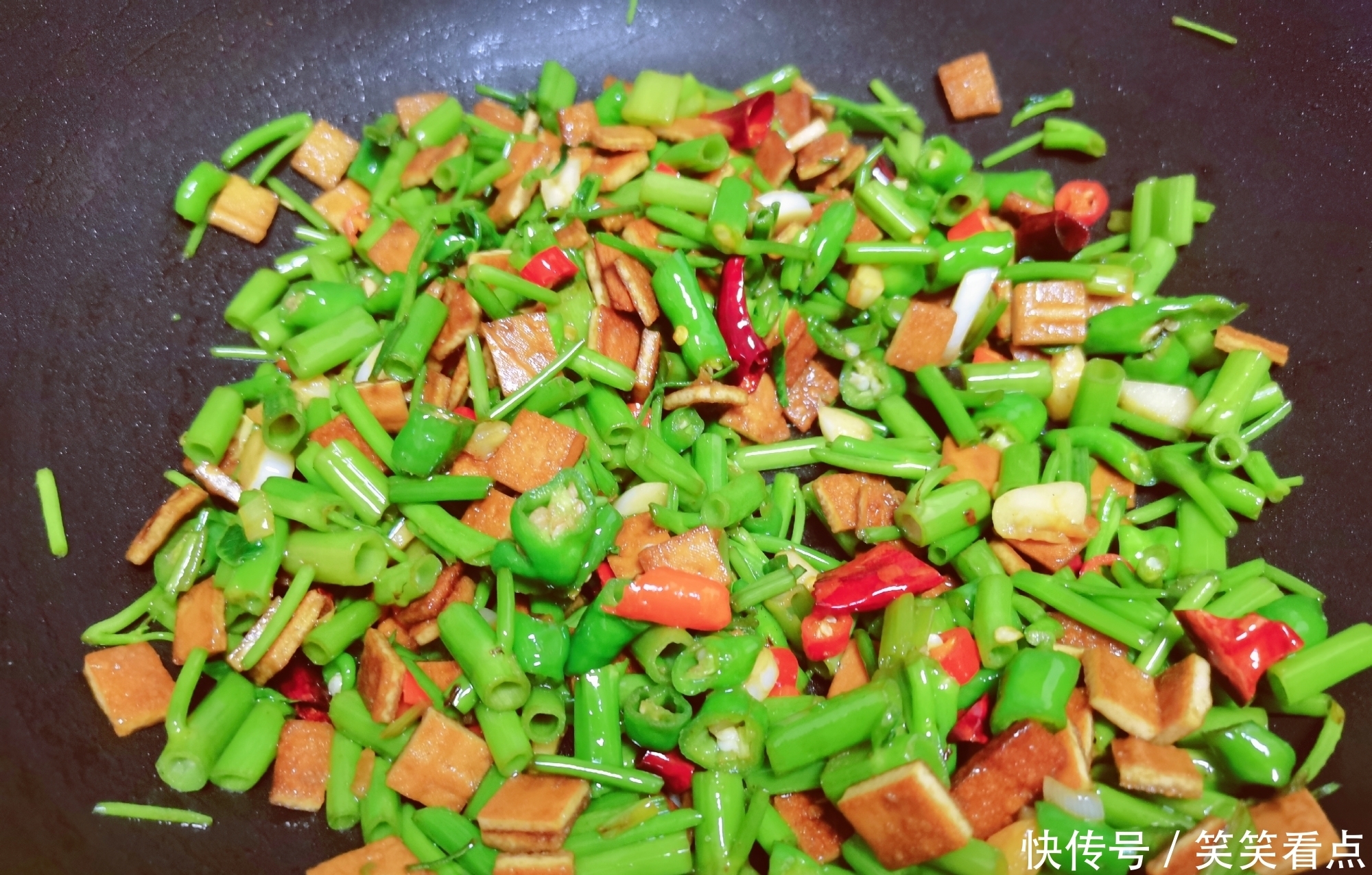  更是|夏天，这碱性蔬菜要常吃，2元一大把，钙含量更是番茄的12倍